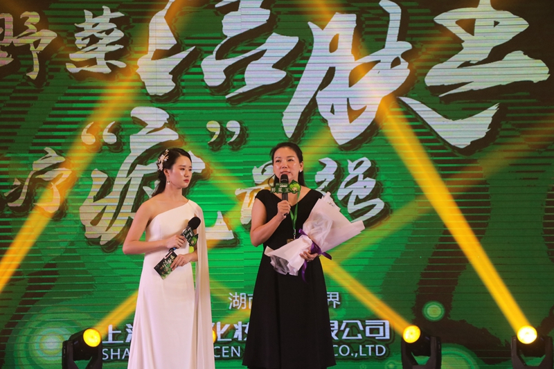左二为湖北玖弘商贸有限公司总经理姜志芳 左二为湖北玖弘商贸有限公司总经理姜志芳