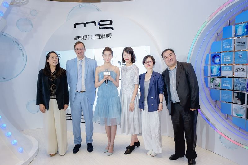 欧莱雅中国副总裁兰珍珍，欧莱雅中国副总裁、大众化妆品部总经理杜涵泰，美即品牌代言人关晓彤，美即品牌总监何玛莉，美即品牌公关总监朱宁，美即研发中心负责人林欣荣