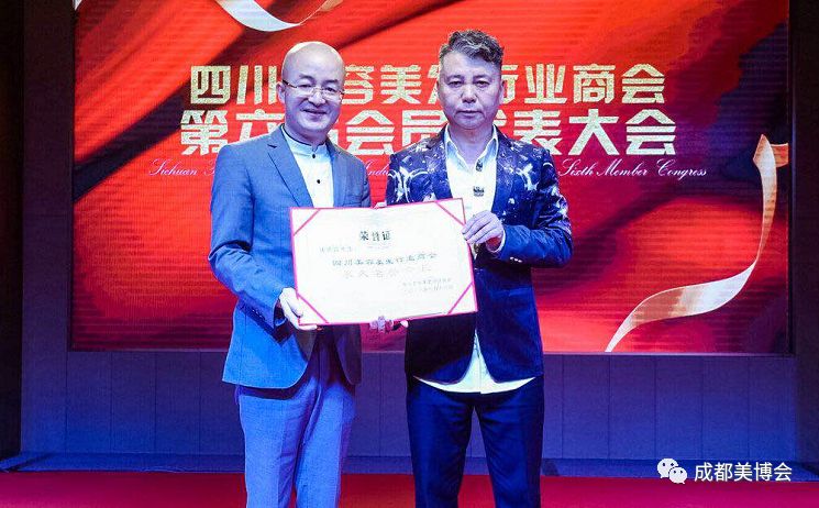 崔红波为唐德高奉上永久性名誉会长 崔红波为唐德高奉上永久性名誉会长