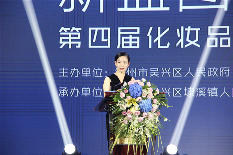 1537198759458395.jpg 5.品观APP董事长邓敏为领袖峰会主持人.JPG