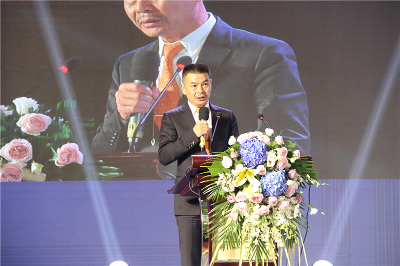 1537198295744545.jpg 美妆小镇总顾问侯军呈.JPG