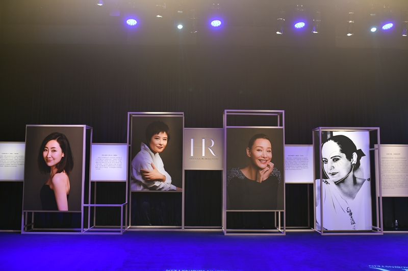 1537423239376326.jpg 赫莲娜夫人穷尽一生诠释对美的追求,她的创业家精神——对美的事业的坚持,对极致的追求,以及敢为人先的气魄,都浓缩在HR赫莲娜的品牌基因中。.jpg