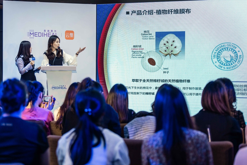 韩国L&P化妆品公司培训部经理黄艺俊为大家介绍产品 韩国L&P化妆品公司培训部经理黄艺俊为大家介绍产品