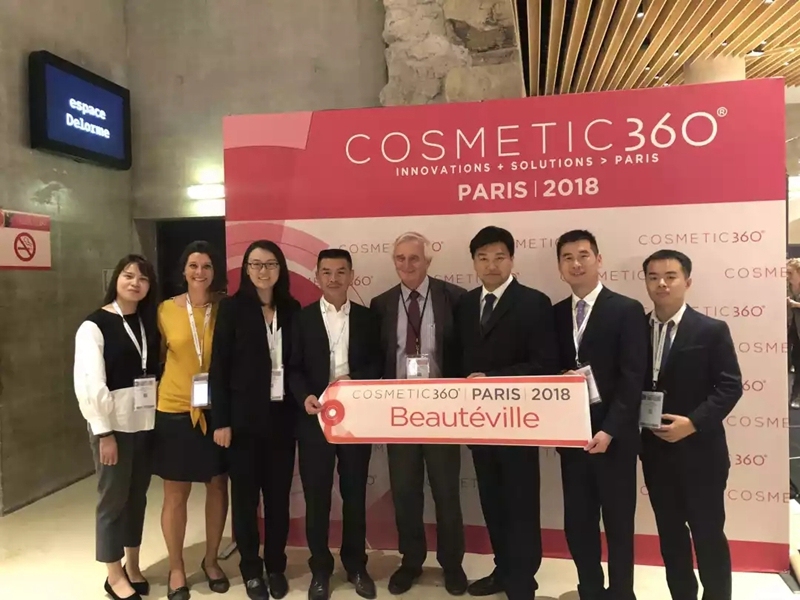 中国美妆小镇代表团亮相法国Cosmetic-360展会，埭溪镇党委书记（右三）、美妆小镇管委会副主任潘鸣，中国美妆小镇总顾问侯军呈（左四），法国化妆品谷创始人Jean Luc Ansel（右四）