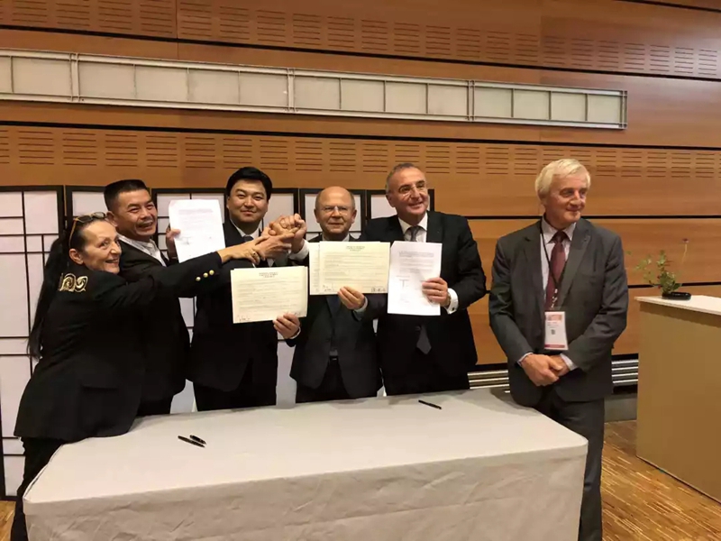 签署协议后法国化妆品谷创始人Jean Luc Ansel(右一)、法国美容香氛学院院长Regine Ferrere(左一)作为见证者与四方代表共同合影 签署协议后法国化妆品谷创始人Jean Luc Ansel(右一)、法国美容香氛学院院长Regine Ferrere(左一)作为见证者与四方代表共同合影