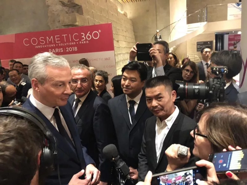 法国经济财政部长Bruno Le Maire(左一)听取中国美妆小镇总顾问侯军呈介绍小镇发展情况 法国经济财政部长Bruno Le Maire(左一)听取中国美妆小镇总顾问侯军呈介绍小镇发展情况
