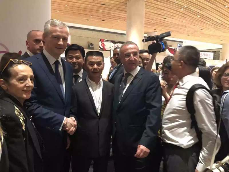 法国经济财政部长Bruno Le Maire(左二)、法国化妆品谷现任主席Marc-Antoine Jamet(右二)与中国美妆小镇总顾问侯军呈(中间)合影 法国经济财政部长Bruno Le Maire(左二)、法国化妆品谷现任主席Marc-Antoine Jamet(右二)与中国美妆小镇总顾问侯军呈(中间)合影