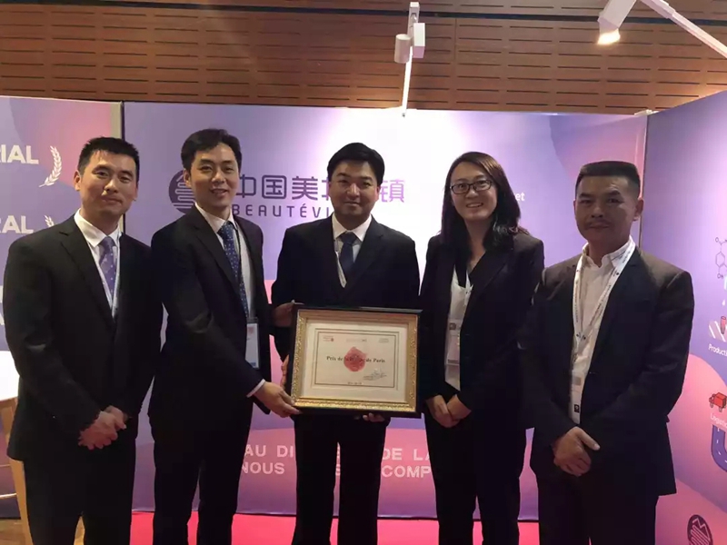 化妆品报社副社长杜伟(左二)代表法国化妆品谷及化妆品报社向中国美妆小镇授奖,埭溪镇党委书记、美妆小镇管委会副主任潘鸣代表小镇领奖(中间),中国美妆小镇总顾问侯军呈(右一)、化妆品产业(湖州)投资发展有限公司副总经理王亚男(右二)陪同领奖 化妆品报社副社长杜伟(左二)代表法国化妆品谷及化妆品报社向中国美妆小镇授奖,埭溪镇党委书记、美妆小镇管委会副主任潘鸣代表小镇领奖(中间),中国美妆小镇总顾问侯军呈(右一)、化妆品产业(湖州)投资发展有限公司副总经理王亚男(右二)陪同领奖