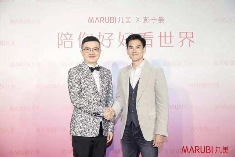 丸美集团CEO孙怀庆与彭于晏合影 丸美集团CEO孙怀庆与彭于晏合影