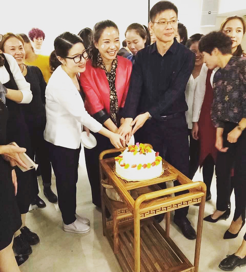 1542856614818016.jpg 李艳与员工在一起.jpg