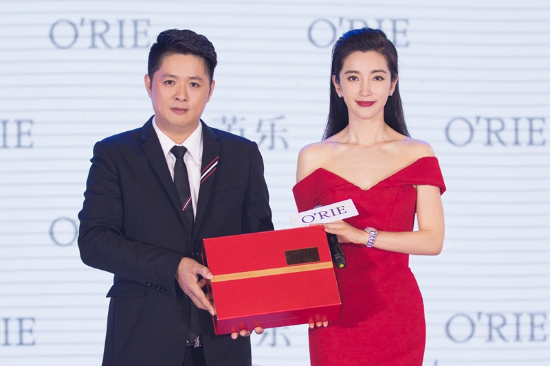 1547194508502778.jpg 2、卡连弗集团中国区总裁于峰送李冰冰产品礼盒.jpg