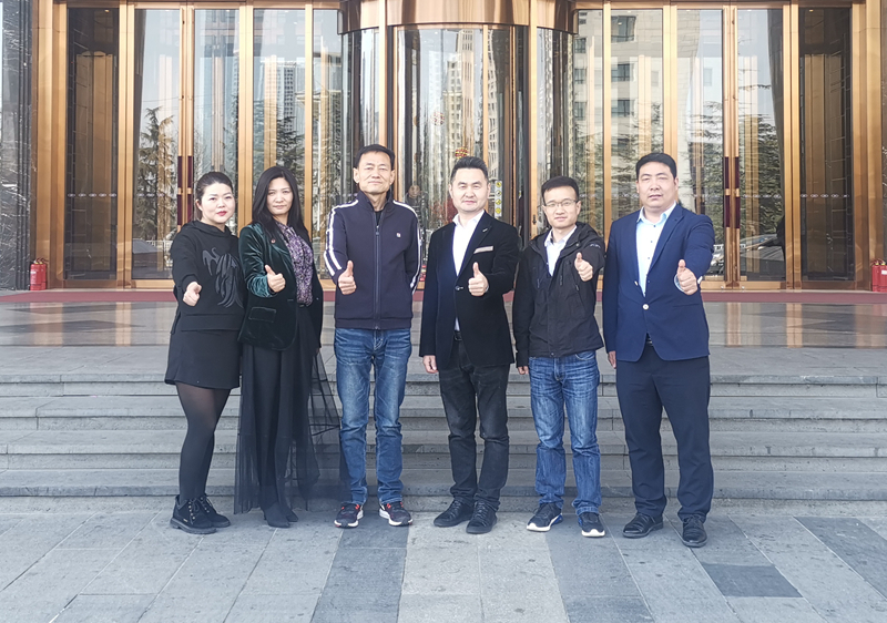 1552906073328898.jpg 左起:周娟、杨丽平、孔德录、杨建国、记者、李俊斌_副本.jpg
