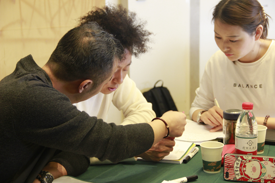 1572261778971569.jpg 4、新青年总裁班学员积极讨论问题_副本.jpg