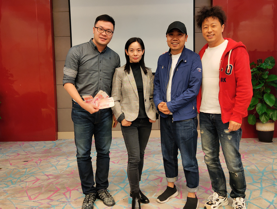 1572262592307432.jpg 6、新青年总裁班班主任、品观APP创始人邓敏给优秀学员颁奖_副本.jpg