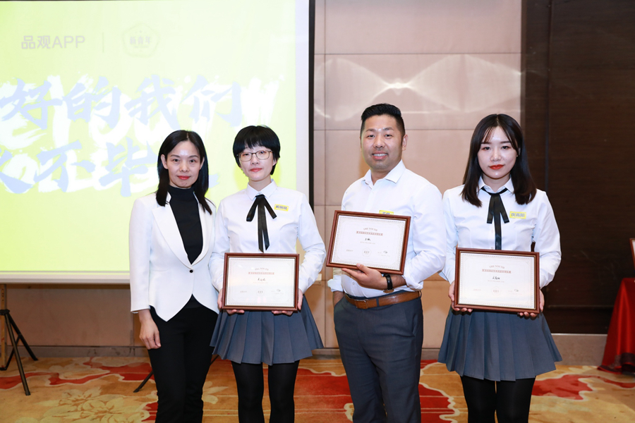 1572262396695636.jpg 9、邓敏给总裁班优秀论文奖获得者颁奖_副本.jpg