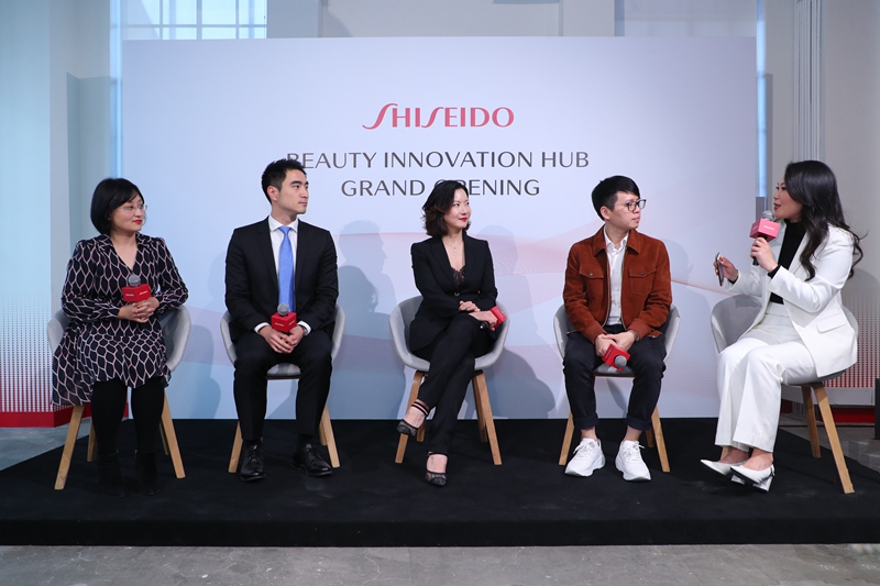 1578546742431749.jpg 座谈会嘉宾,左起分别为艾瑞咨询合伙人邹蕾、UNISKIN优时颜首席执行官杜乐、美图创始人兼CEO 吴欣鸿以及资生堂中国事业创新投资室首席周涛声女士.jpg
