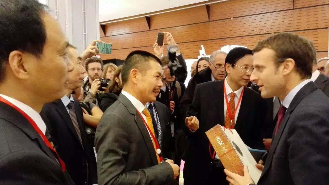 马克龙参观美妆小镇站位.jpg
