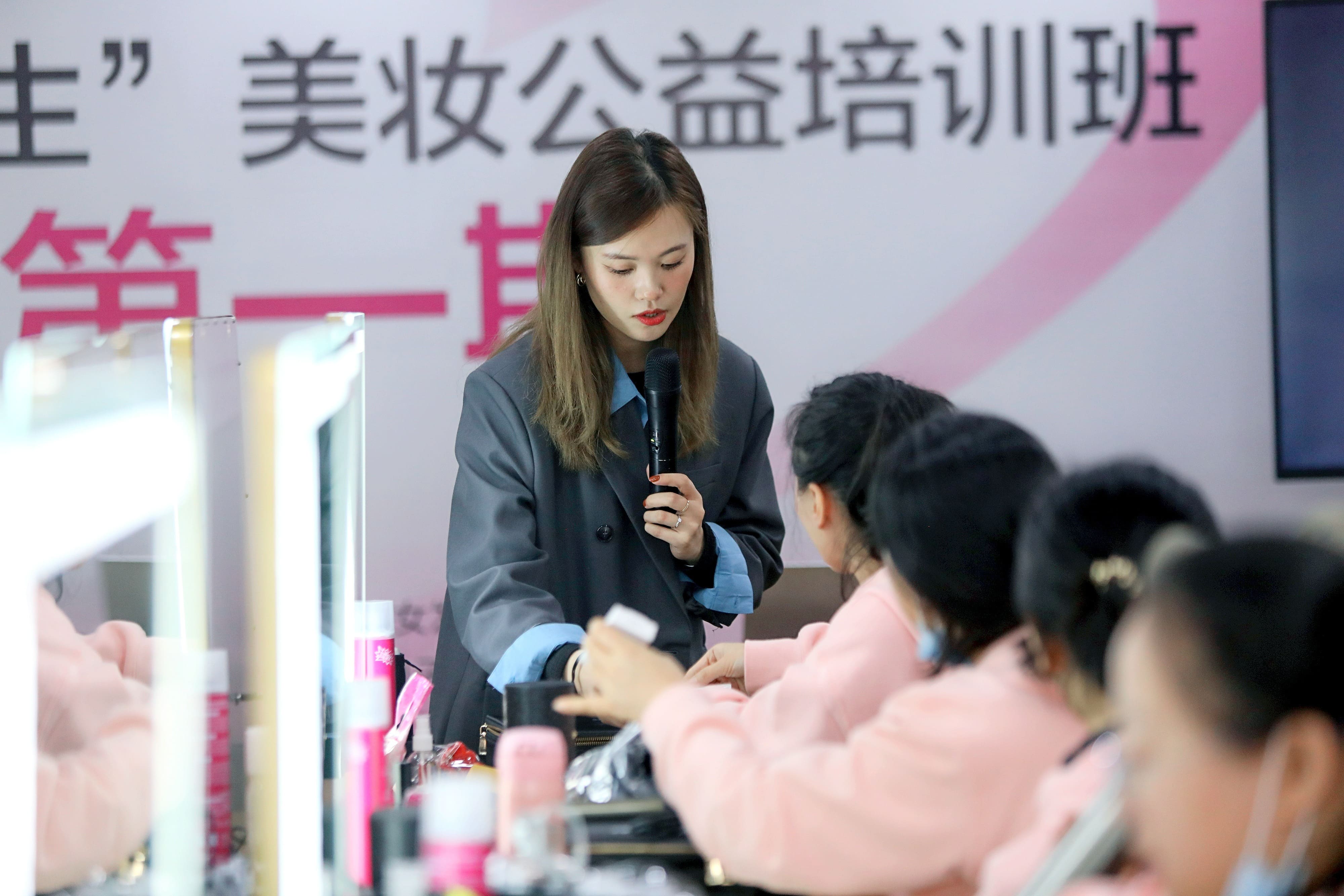 1634872037686343.jpg 学员现场接受培训.jpg