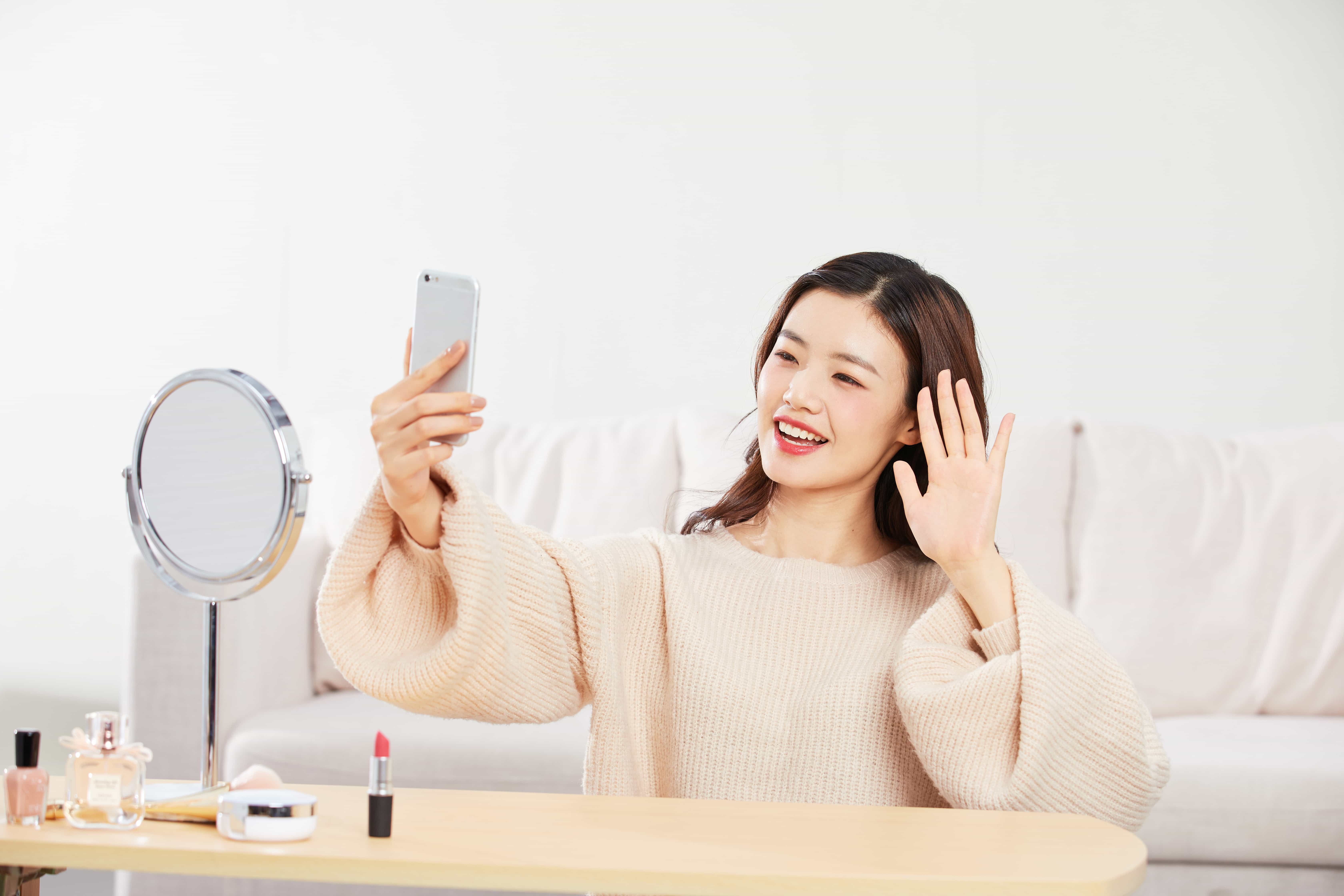 摄图网_501417664_居家美女手机直播（企业商用）-tuya.jpg