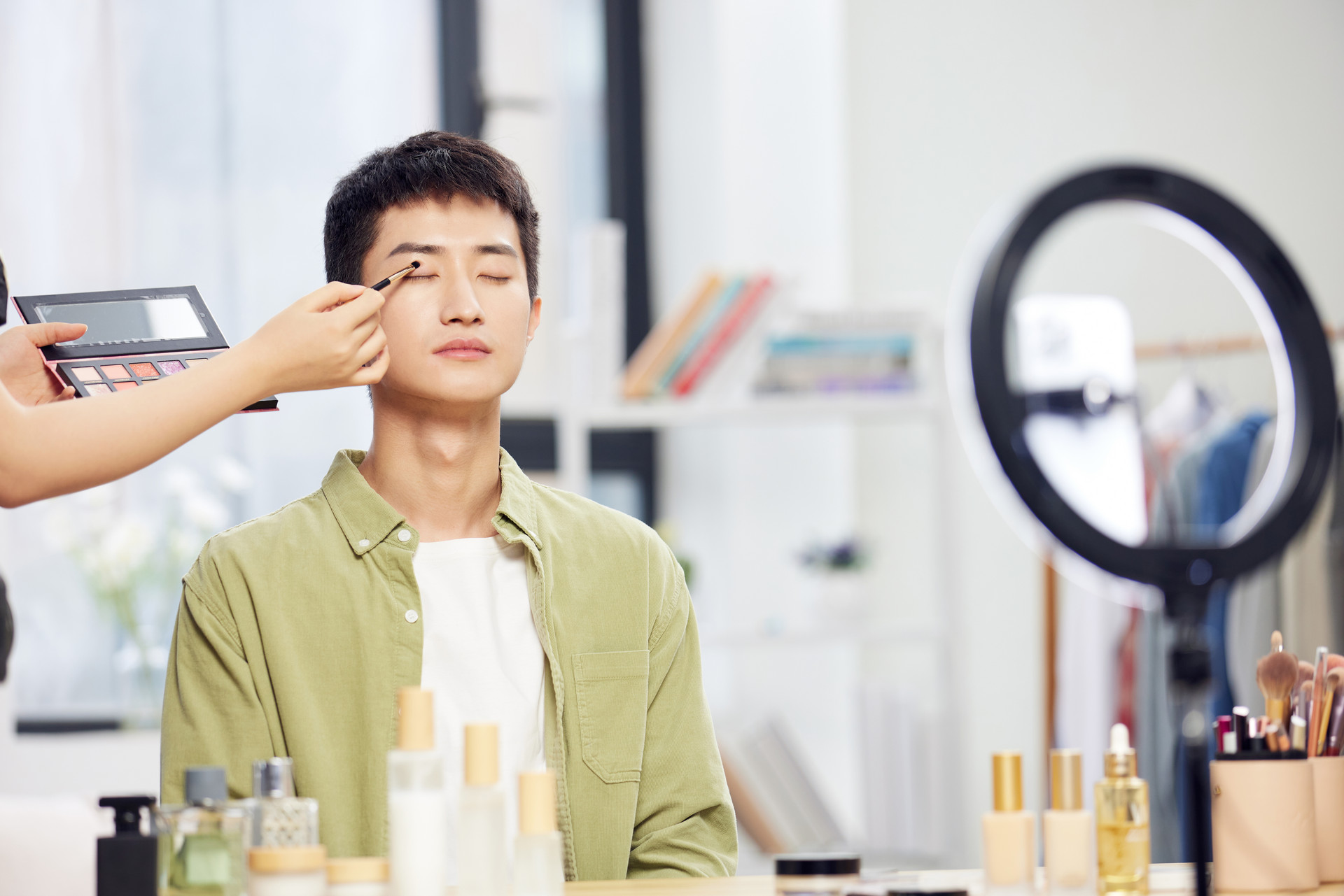 1690253980941034.jpg 摄图网_501722914_banner_年轻男士直播间直播化妆(企业商用).jpg