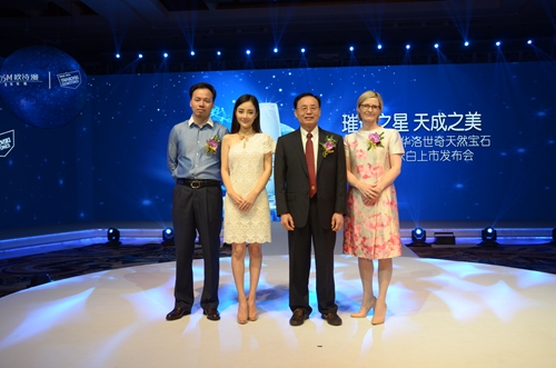 1409015429164630.jpg 欧诗漫集团董事长沈志荣、化妆品公司总经理沈伟良、品牌代言人李小璐和施华洛世奇高层.JPG