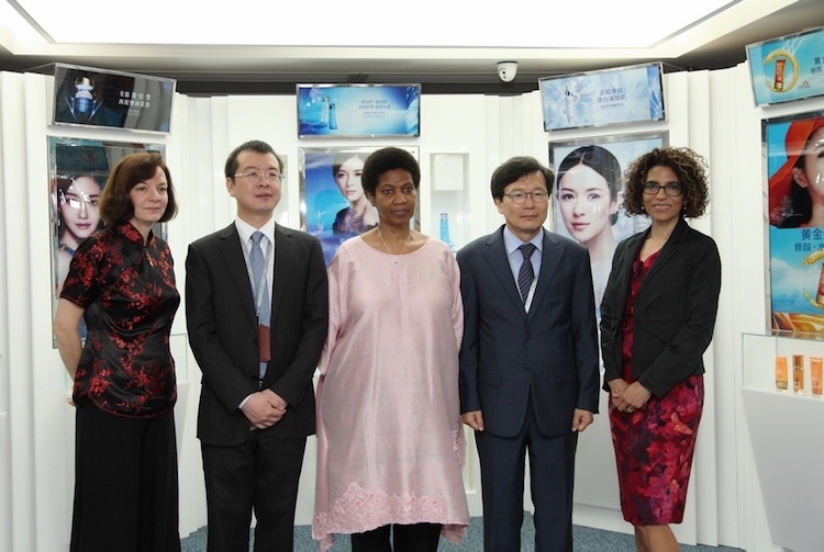 1432301023419250.jpg 1联合国妇女署执行主任的普姆齐莱•姆兰博-恩格库卡参观珀莱雅研发创新中心1.jpg