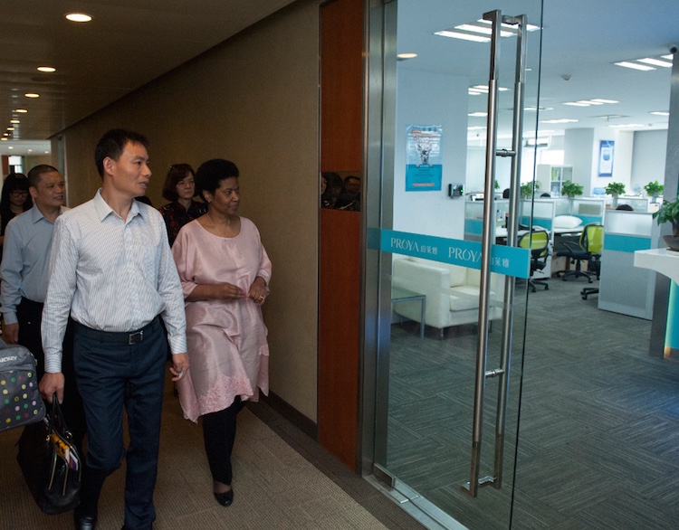 1432301785184220.jpg 珀莱雅CEO引导联合国妇女署来宾参观公司.jpg