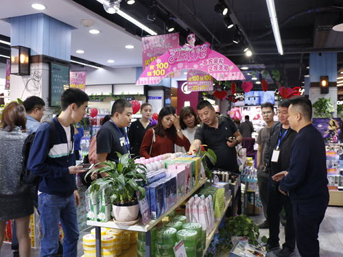 色彩女人节再度绽放 透露化妆品店转型3大趋势