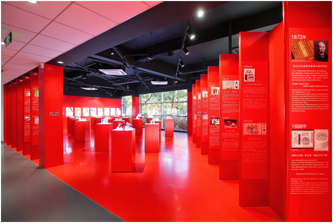 矗立于大厅中央的19根红色开放式展台更是将资生堂中国所销售的品牌