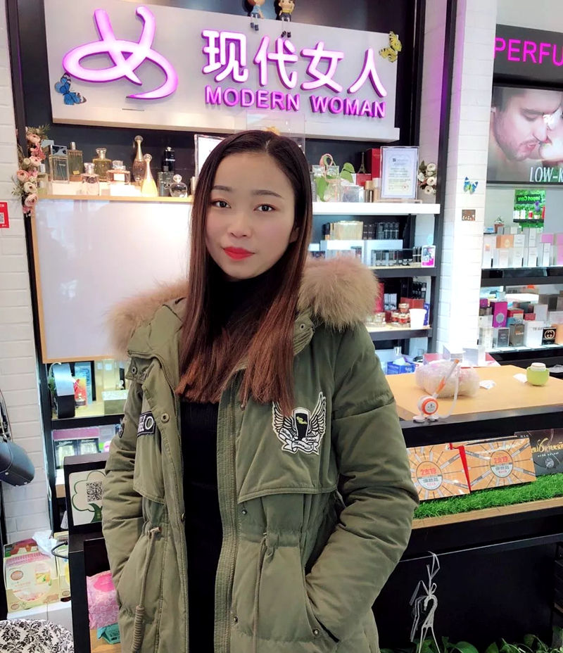 在李婷和丈夫接管以前,位於安徽阜陽潁上縣的現代女人化妝品店一直單