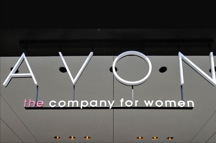 42亿元),收购美国化妆品及个人护理公司new avon(新雅芳)100%股份(即