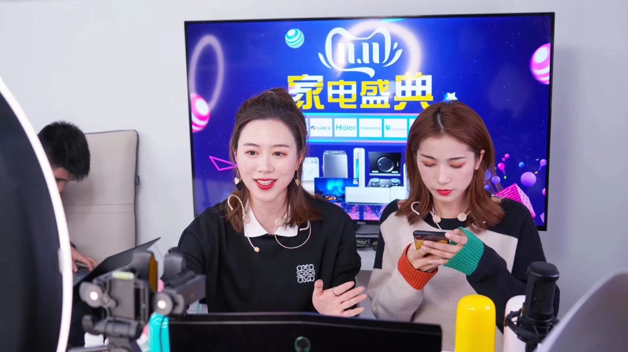 在美妆,服饰,食品,家电,汽车等几乎所有行业,直播都是品牌,商家的标配