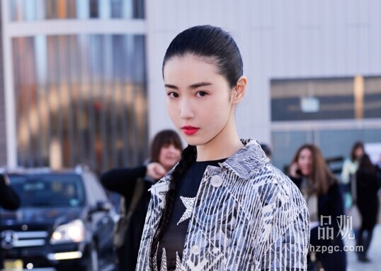 焦点妆容成就焦点 自然堂小胖唇膏笔席卷国际时装周